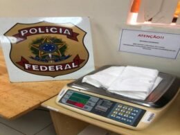 Presa passageira com cocaína escondida junto ao corpo no Aeroporto Internacional de Foz