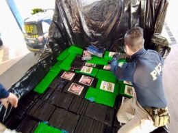 PRF apreende, em fundo falso de carreta, 1 tonelada de maconha no Paraná