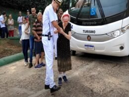 Lar dos Velhinhos comemora 40 anos com passeio no Kattamaram no rio Iguaçu