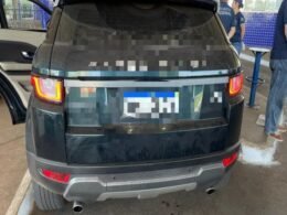 Carro de marca de luxo é apreendido com carga de cigarros eletrônicos na Ponte Internacional da Amizade