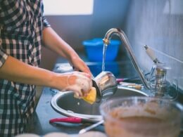 Estudo diz: mulher tem média de 11 horas a mais do que homem no trabalho doméstico