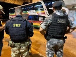 PRF fiscaliza ônibus com torcedores argentinos que cruzaram a fronteira em Foz