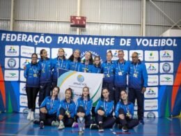Volei feminino de Foz do Iguaçu é campeã estadual de base