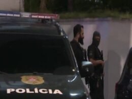 Preso consegue puxar arma da cintura de policial mas acaba morto
