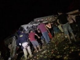 Acidente entre caminhão e ônibus deixa 24 mortos e 6 feridos na Bahia