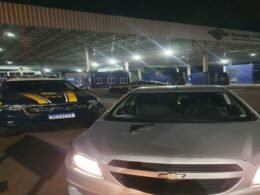 Na Ponte da Amizade, PRF recupera veículo que tinha sido roubado há poucos momentos em Foz