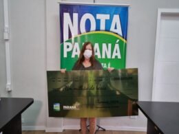 Servente de Paranaguá recebe cheque de R$ 1 milhão do Nota Paraná e quase passa mal ao saber da noticia