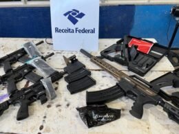 Receita Federal em conjunto com DR/DEIC-RS apreende diversas armas em fundo falso de ônibus de turismo