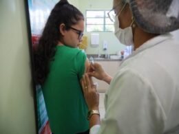 Primeiro dia de vacinação contra dengue movimenta unidades de saúde