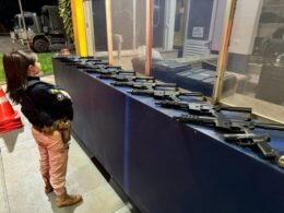 No dia Internacional da Mulher, PRF apreende fuzis, pistola e cocaína com motorista de caminhão em Santa Terezinha de Itaipu (PR)