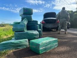 Com maconha descarregada e escondida no mato, dupla é presa pela PRF ao tentar escapar de “cena do crime” no Paraná