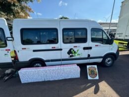 Presos motorista e passageiro de transporte escolar com fundo falso