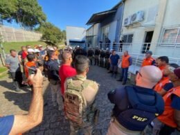 Bombeiros e Defesa Civil escoltam quase 200 toneladas de suprimentos para as vítimas das enchentes no RS
