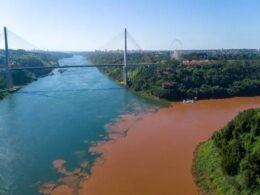 Um contraste impressionante resultado do encontro das águas do Rio Iguaçu e Paraná