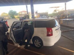 Foi apreendido veículo com fundo falso na Ponte da Amizade