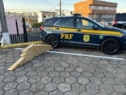 Fundos falsos em carros traziam mais de 90 quilos de cocaína