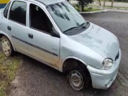 Presa mulher bêbada que dirigia carro com uma das rodas “no aço”
