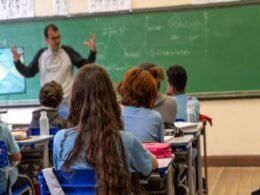 Celular nas escolas: Secretaria da Educação estabelece novos critérios para uso