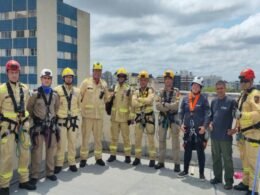 Bombeiros resgatam mulher que ficou pendurada em 9º andar de prédio em Curitiba