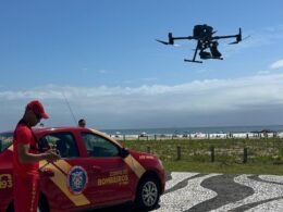 Bombeiros usam drones de alta tecnologia para reforçar proteção de banhistas no Litoral