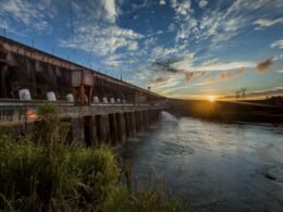 Desconto do “bônus Itaipu” chega à conta de luz dos consumidores brasileiros