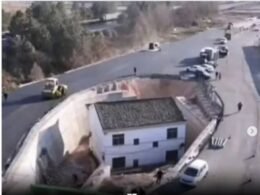Na China: estrada é construída em volta da casa de idoso que se recusou a vender terreno