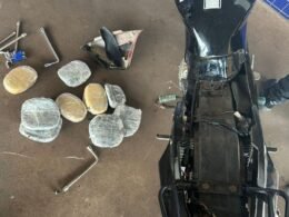 Moto com fundo falso é apreendida na Ponte Internacional da Amizade com 8,5 kg de haxixe