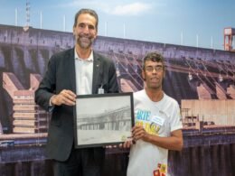 Artista da Apae entrega desenho da barragem da Itaipu a Enio Verri