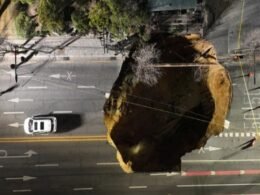 Coreia do Sul: cratera de 20 metros se abre em estrada e engole motociclista