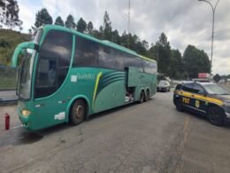 PRF flagra transporte clandestino de passageiros em Campina Grande do Sul (PR)