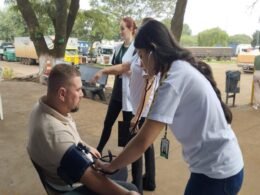 Abril Verde: ação de saúde no Porto Seco de Foz do Iguaçu cuida de caminhoneiros