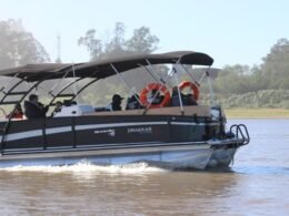 Travessia gratuita de barco entre Paraguai e Argentina reforça turismo e comércio na Semana Santa