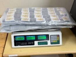 Receita Federal encontra 4 kg de haxixe em táxi paraguaio