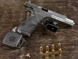 Receita Federal apreende arma de calibre restrito e com numeração raspada durante fiscalização na Ponte Internacional da Amizade