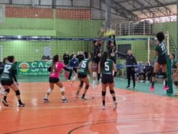 Equipe feminina de vôlei de Foz brilha na estreia do Paranaense