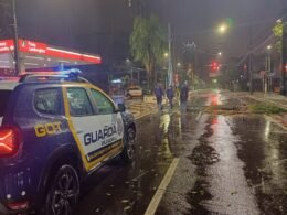 Tempestade causa alagamentos e transtornos em Foz do Iguaçu na madrugada desta quinta-feira (5)