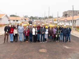 Futuros moradores visitam casas construídas pelo Projeto Moradias