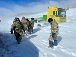 Caminhoneiros paraguaios presos por tempestade de neve no Atacama são resgatados