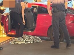 Paraguaia usava carro com bebê e fundo falso para levar 105 kg de droga na Ponte da Amizade