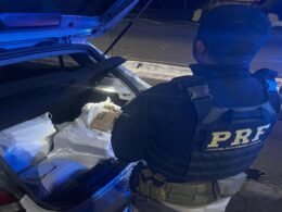 Traficante sem CNH e com menor no carro é preso com 94 kg de maconha em veículo roubado