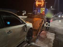 Motorista tenta fugir com carro carregado de drogas, colide com outros veículos e foge a pé