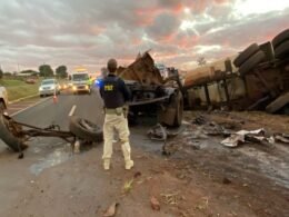 Cinco pessoas ficam feridas em colisão na BR-277, São Miguel do Iguaçu, após caminhão tombar