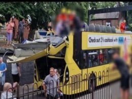 Reino Unido: Passageira é arremessada após ônibus de dois andares bater em ponte; vídeo