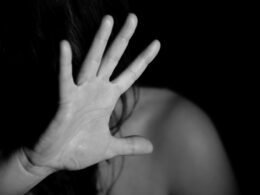 Feminicídios batem recorde, golpes disparam e violência invade lares no Brasil