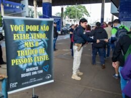 PRF realiza ação de conscientização sobre tráfico de pessoas na Ponte Internacional da Amizade