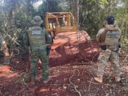 Trator usado em crime ambiental é apreendido as margens lago de Itaipu