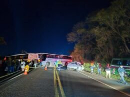 Grave acidente envolvendo automóvel e três ônibus deixa dois mortos e 13 feridos na BR-277