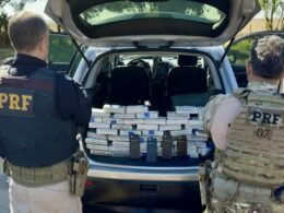 Homem é preso transportando 200 celulares escondidos em bancos de carro