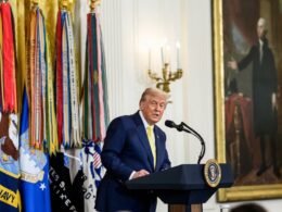 Trump propõe reunião trilateral com Putin e Zelensky para discutir fim da guerra