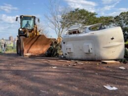 Carcaça de veículo e entulho: descarte ilegal preocupa moradores da Vila Portes